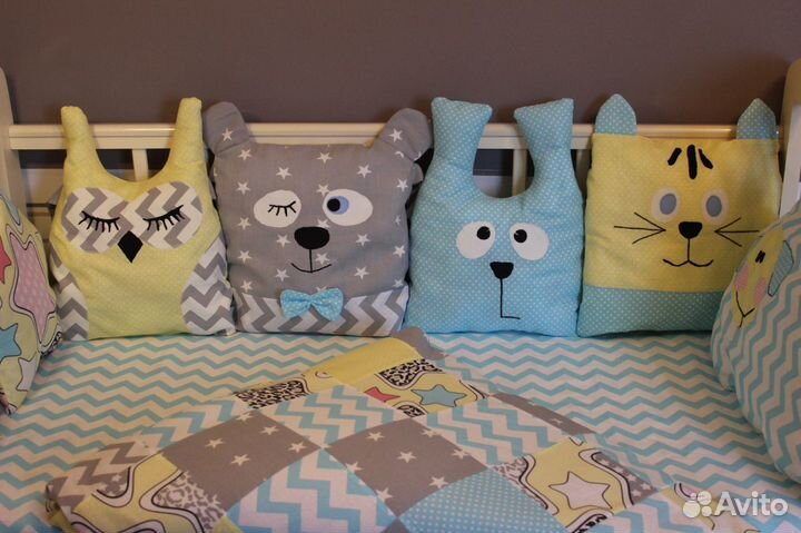 Набор бортиков и постельного в кроватку