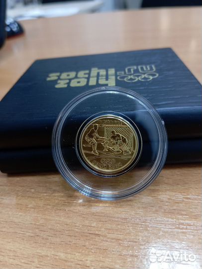 Золотые и серебряные монеты в ассортименте