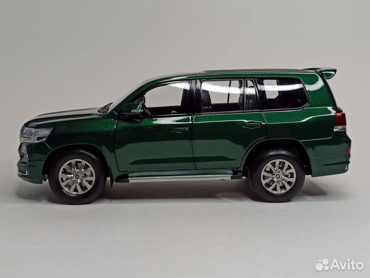 Toyota Land Cruiser 200 (LHD) Green 1:18 Kengfai