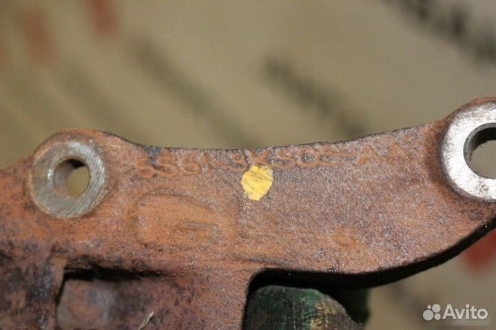 Кронштейн привода правый Ford Focus 2 1.6L