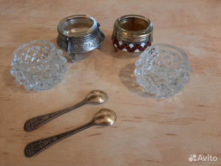 Солонки мельхиоровые и хрустальные