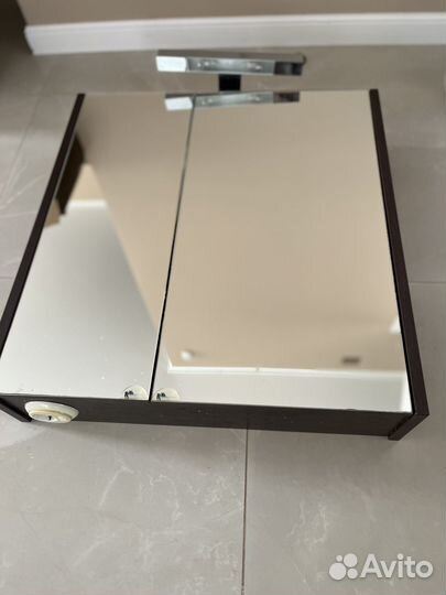 Шкаф с зеркалом в ванную комнату