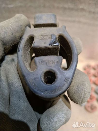 Резинка крепления глушителя Mazda