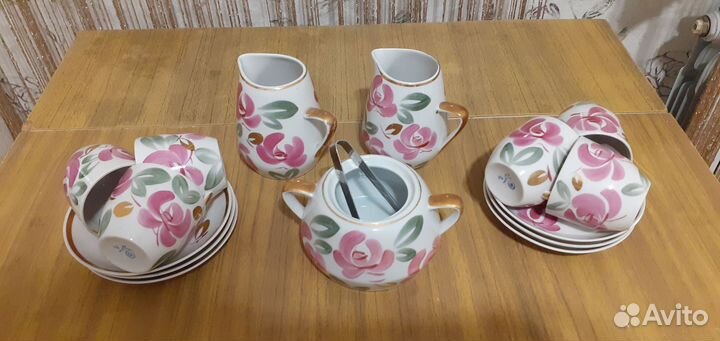 Кофейный сервиз и остатки чайного сервиза