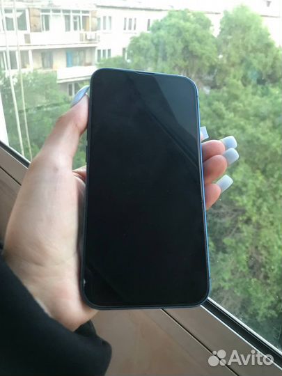 Телефон iPhone 13