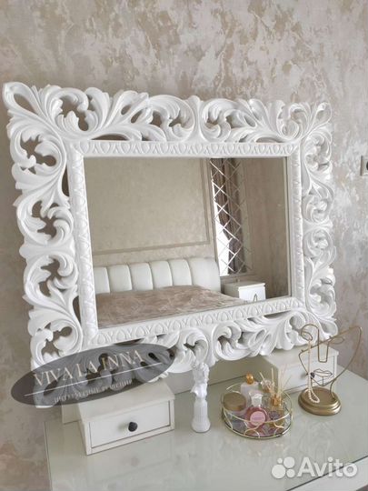 Зеркало в резной раме