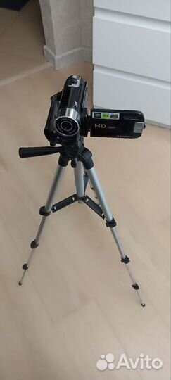 Видеокамера на штативе