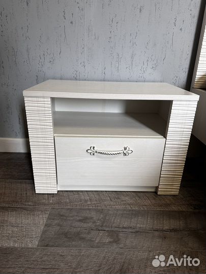 Тумба прикроватная