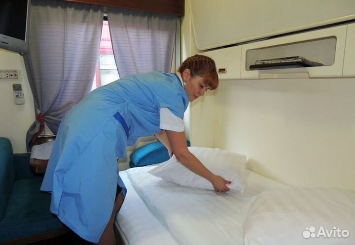 Сотрудник на застил пассажирских вагонов в депо