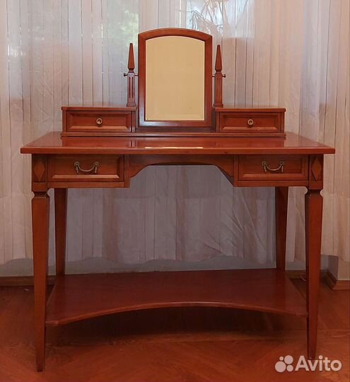 Косметический столик с зеркалом