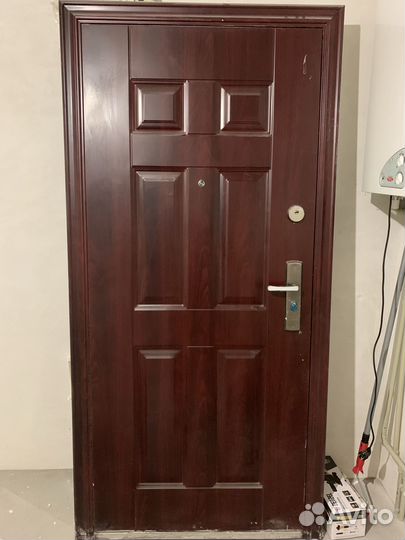 Дверь входная металлическая от застройщика