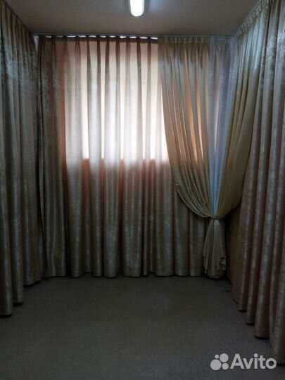 Шторы бежевые (высота 275 см)