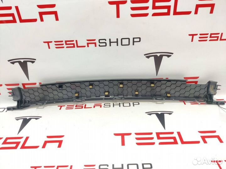 Накладка проема подъемной задней двери Tesla