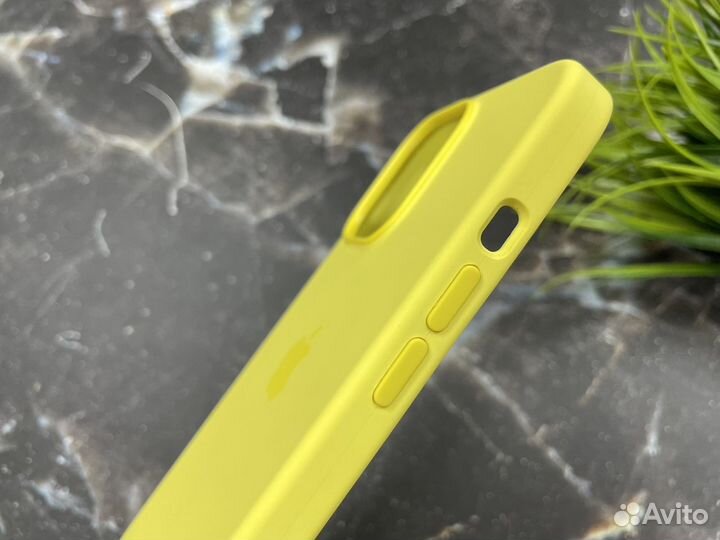 Силиконовый чехол на iPhone 13 Pro жёлтый
