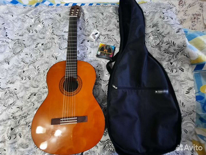 Гитара yamaha c40, чехол, цветные струны, тюнер