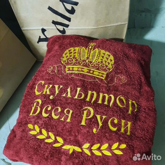 Махровый халат с вышивкой