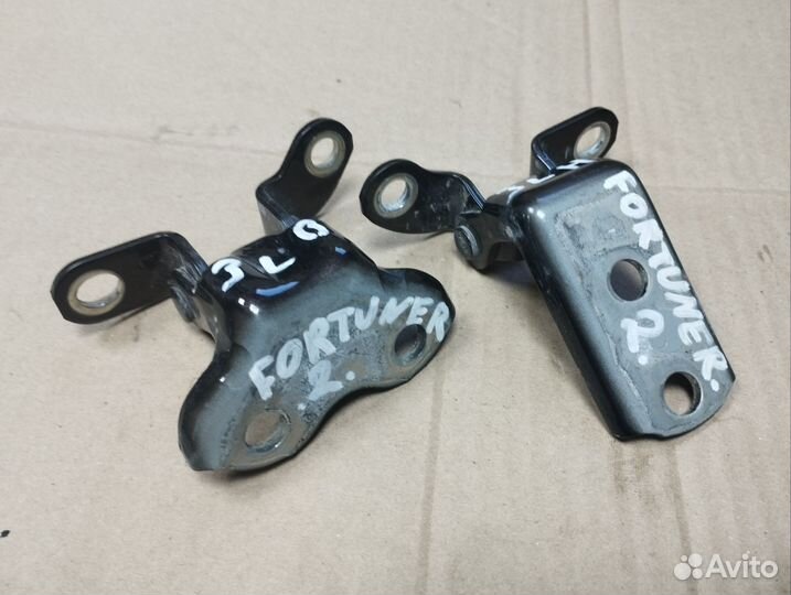 Петли задней левой двери Toyota Fortuner 2