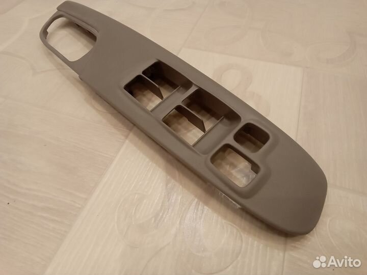 Накладка кнопок стеклоподъемника Nissan Serena C24