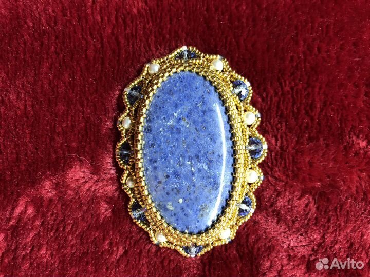 Брошь с натуральным камнем дьюмортьерит