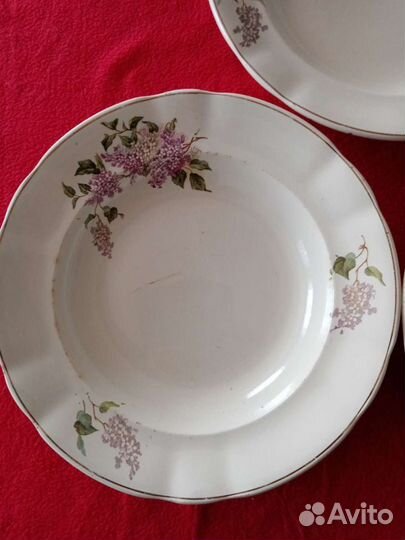 Тарелка советская с сиренью. Красный фарфорист
