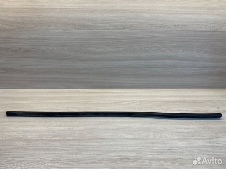 Уплотнительная резинка боковой двери передняя