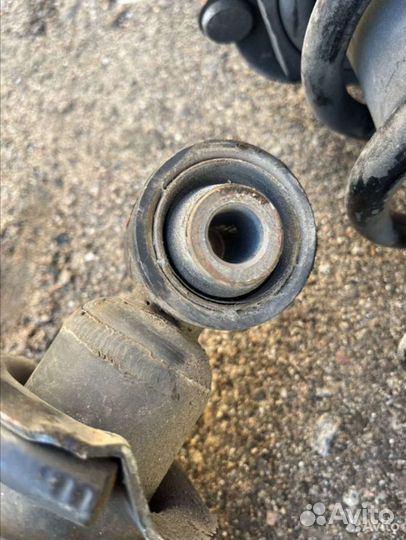 Задняя Стойка амортизатора Toyota avensis