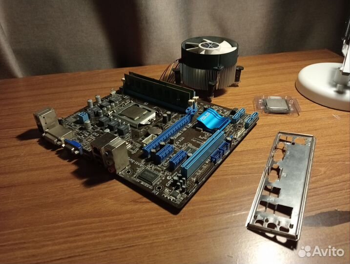 Материнская плата с процессором и памятью