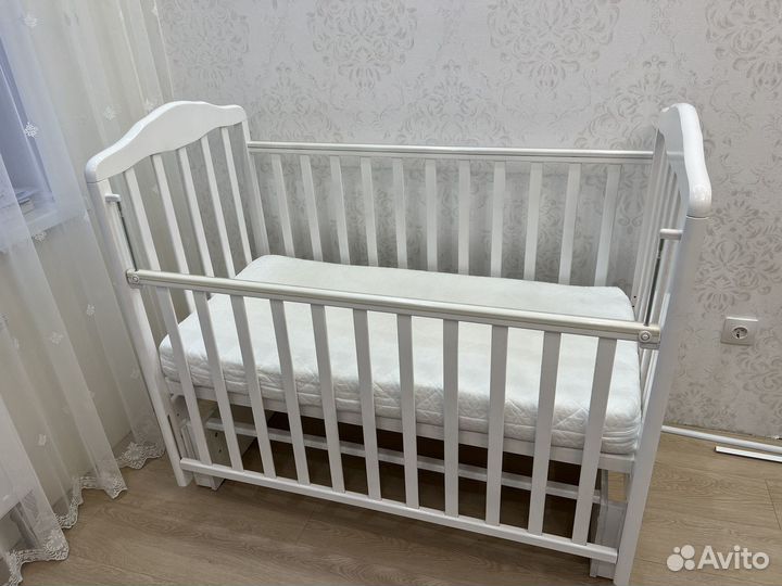 Детская кроватка с маятником и матрасом