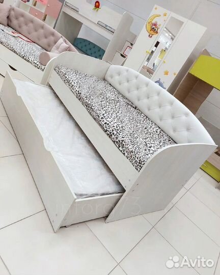 Выдвижная кровать с мягкой спинкой для 2-х детей