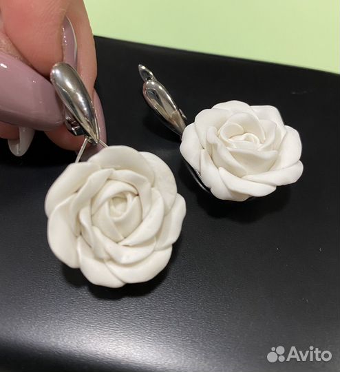 Серьги розы белые