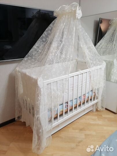 Детская кроватка с маятником и ящиком