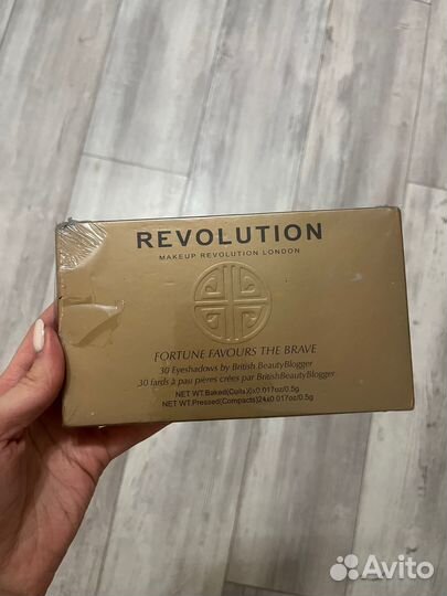 Лимитированная палетка теней revolution новая