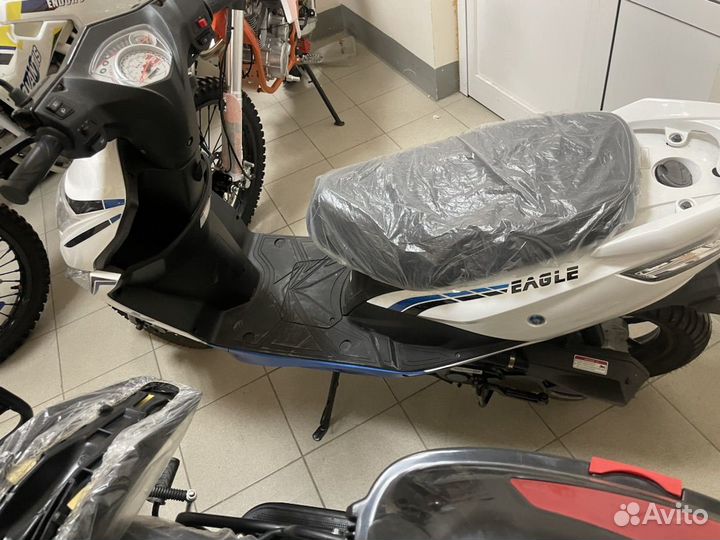 Скутер Regulmoto eagle 50 (LJ80QT-3L) колёса R12