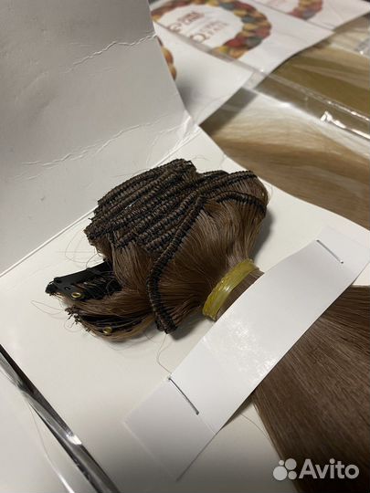 Волосы на заколках каштан