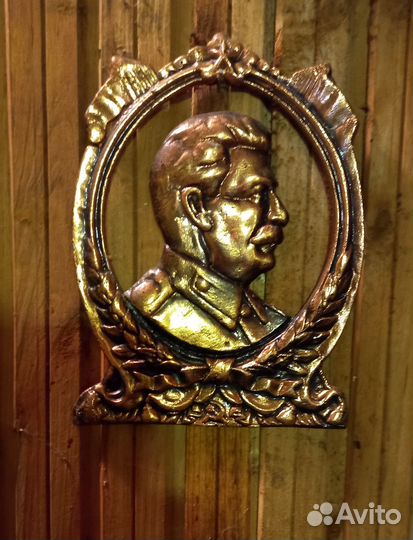 Барельеф сталина