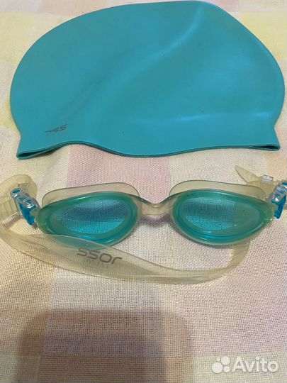 Очки и шапочка для плавания