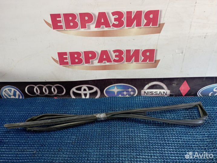Уплотнитель стекла двери передний правый Suzuki