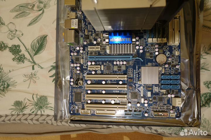 Материнская плата с процессором, кулером и памятью