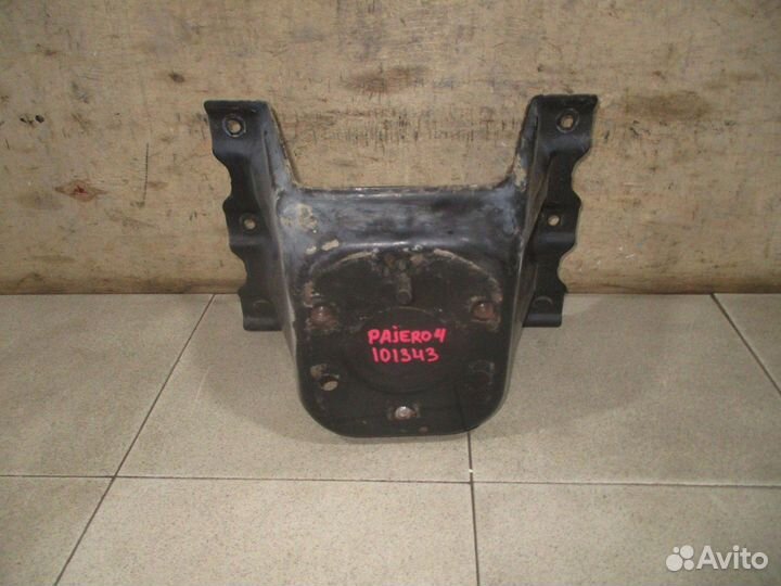 Кронштейн запасного колеса Mitsubishi Pajero 4