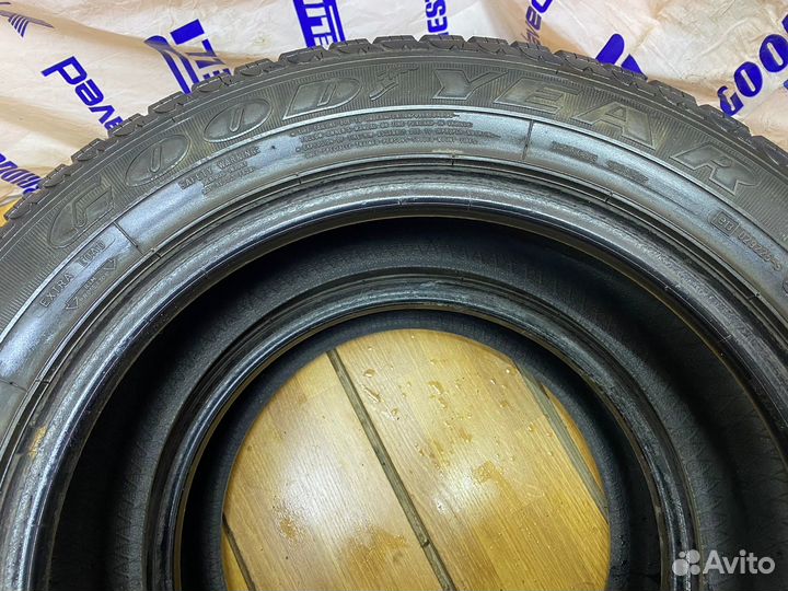 Goodyear UltraGrip 215/60 R17