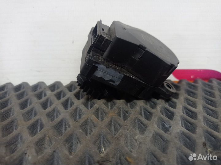 20443812 Моторчик заслонки отопителя