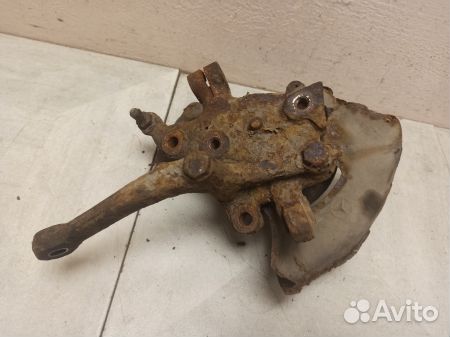 Кулак передний правый