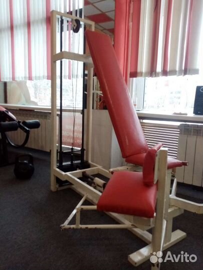 Сведение ног в тренажёре