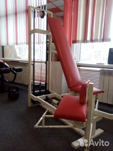 Сведение ног в тренажёре