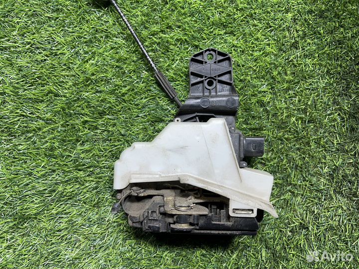 Замок двери задней правой Volkswagen Passat (B5)