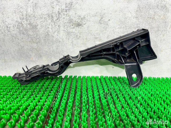 Кронштейн правый (подкапотный)