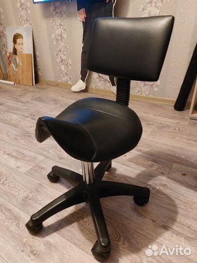 Стул для мастера маникюра