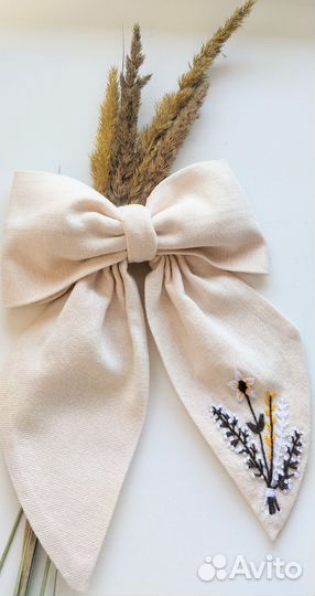 Бант с вышивкой