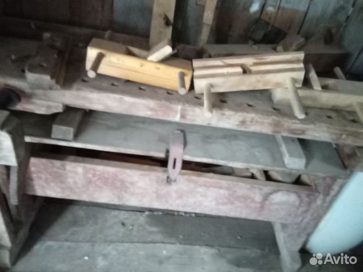 Тиски дедовские и деревянный верстак