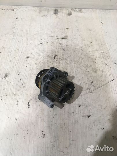 Насос охлаждения помпа Тоуран 045121019d